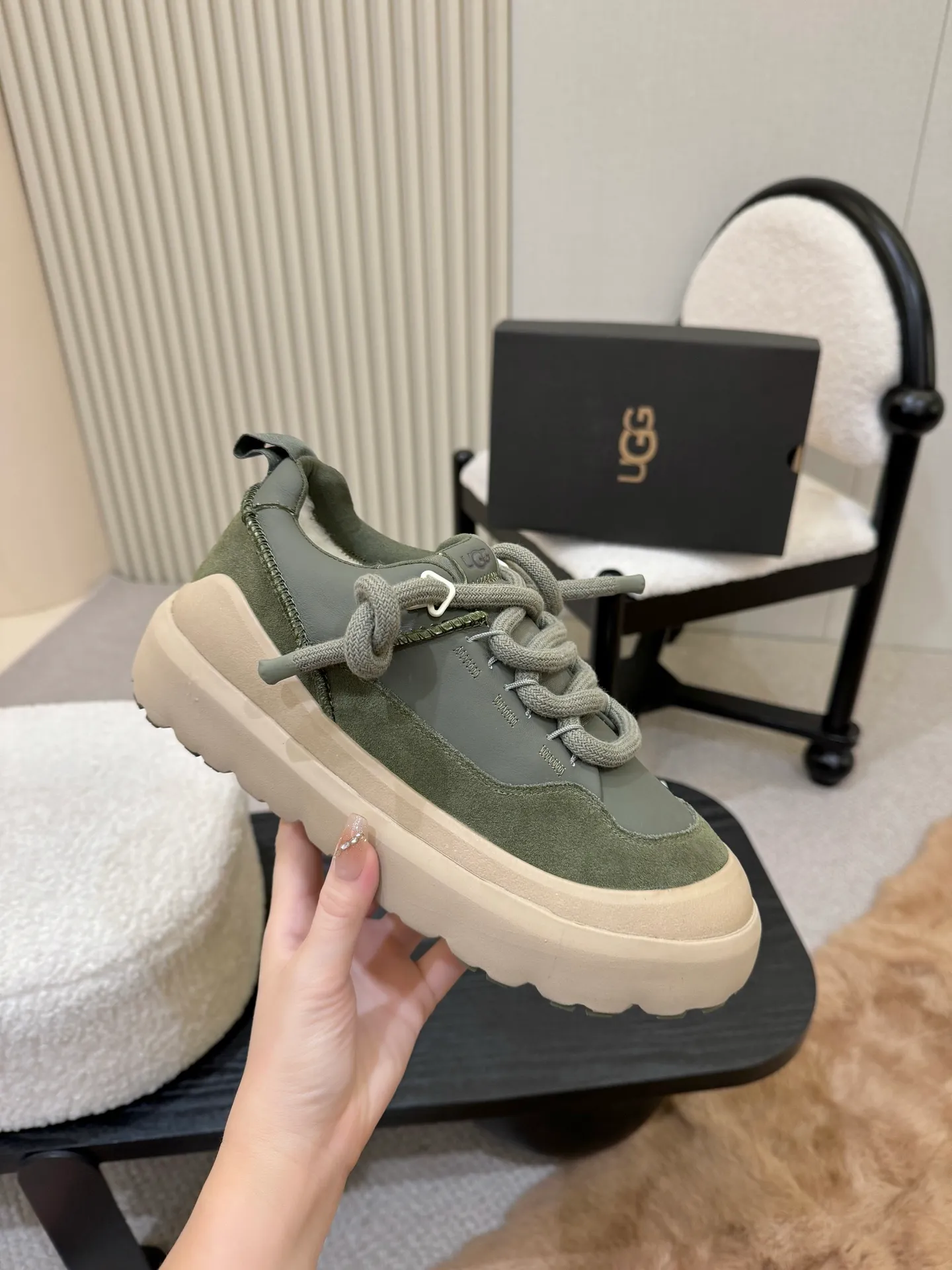 Men's shoes pP600! New UGG is on the market! Autumn and winter modern casual men's and women's low-cut shoes, snow boots, slippers, two-way shoes, this set of ugly bread shoes 🤏 Suede + sheepskin integrated lining, super convenient to step on. Adjustable upper straps. Velcro design adapts to various foot types. Thick soles hide flesh and are sexy, and feel like stepping on cotton☁️ When you go out on the street, you are chased and asked 🔗 Do you want to be lazy and fashionable in autumn and winter? Just lock this one💥 Style number, 1171355, size 35-41, men’s size 39-45